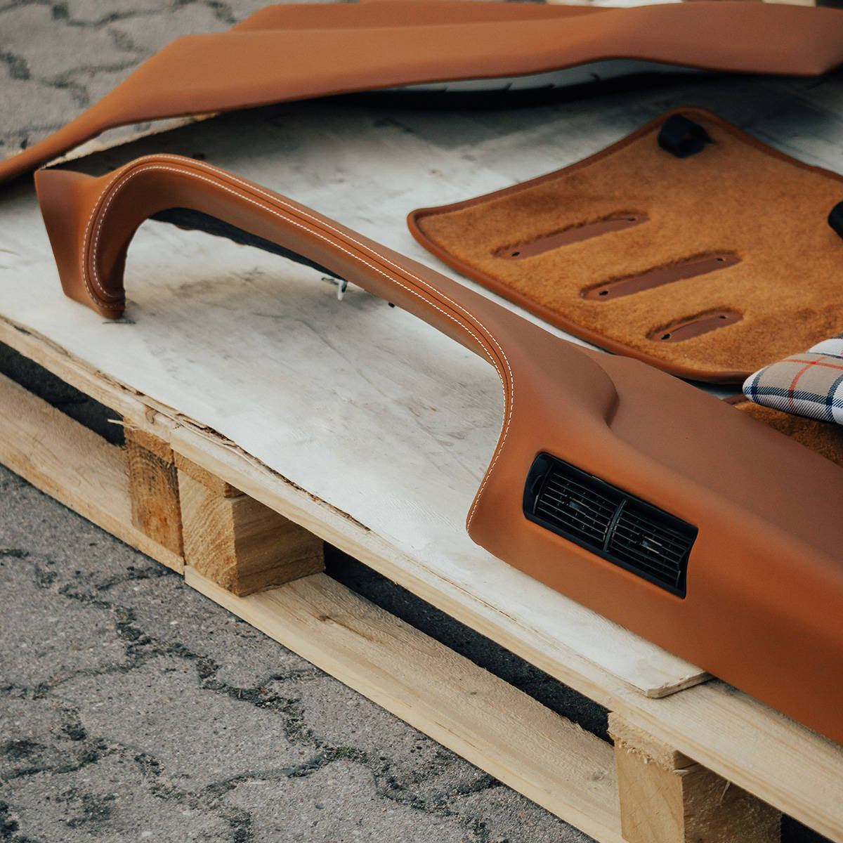 Dashboard reupholstery - Alcantara + single stitching